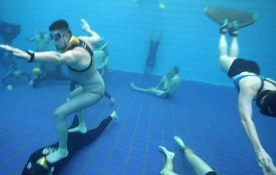 Nhịn thở làm ma-nơ-canh dưới đáy bể bơi sâu 6m khiến dân mạng thán phục