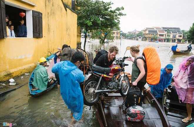 Đi thuyền trong phố cổ Hội An ngày mưa giá 100.000 đồng/lượt