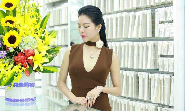 MC Nhã Uyên diện váy bó sát quyến rũ khoe làn da trắng sứ