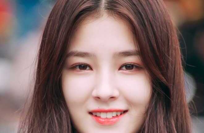 Danh tính cô gái xinh như thiên thần xuất hiện trên phố đi bộ khiến dân mạng kiếm tìm