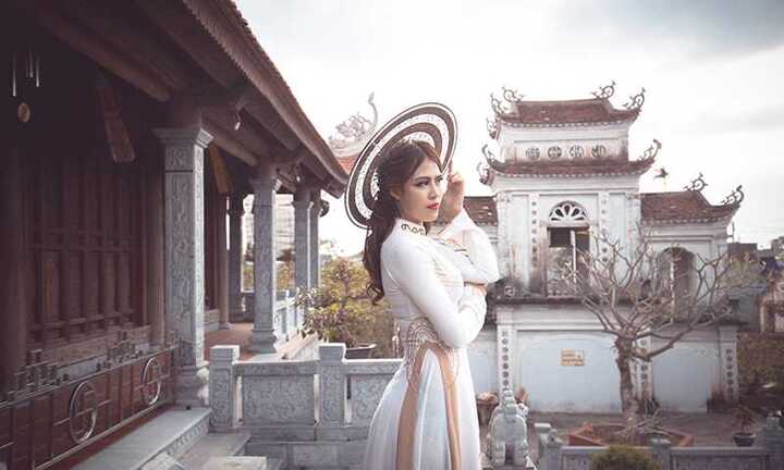 Cô giáo siêu mẫu khoe ảnh yêu kiều đón Xuân