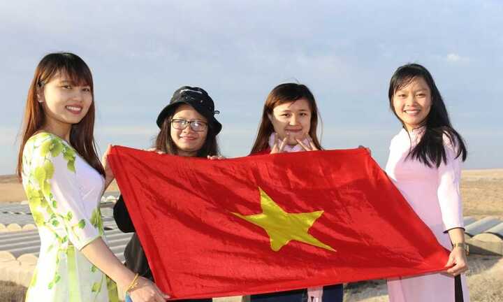 Nữ du học sinh xinh đẹp mặc áo dài nhảy hiện đại, gửi lời chúc Tết năm 2017