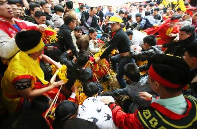 Dẫm đạp, tranh cướp nhau tại lễ hội, GS.TS Ngô Đức Thịnh: 'Cứ tranh cướp là không cao đẹp à?'