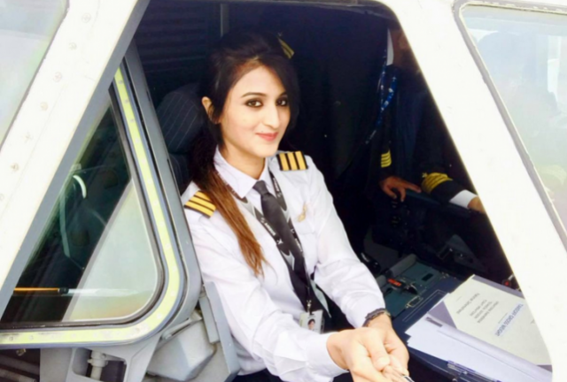 Nữ phi công Pakistan xinh như hot girl khiến dân mạng xôn xao