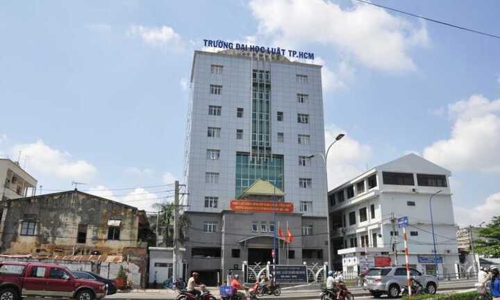 ĐH Luật TP.HCM kỷ luật sinh viên mang giáo trình phô tô vào trường: 'Quyết định thiếu căn cứ'