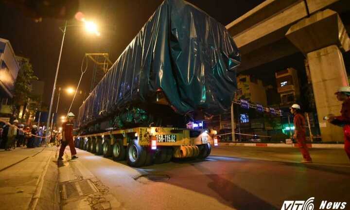 Cận cảnh đưa tàu lên ray tuyến Cát Linh - Hà Đông