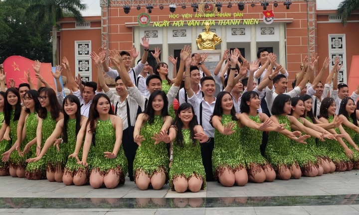 Nữ sinh Học viện An ninh khoe vũ đạo nóng bỏng