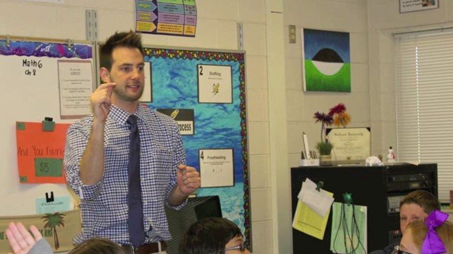 Thầy giáo 9X điển trai kiểm tra học sinh tiểu học khiến dân mạng thích thú