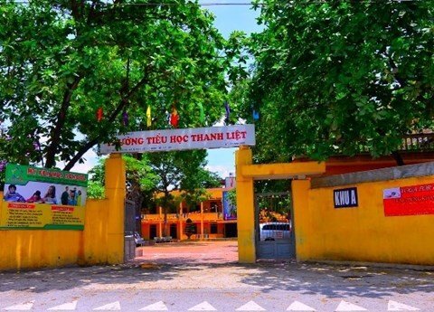 Người lạ đeo khẩu trang lao vào trường đón học sinh: Công an điều tra