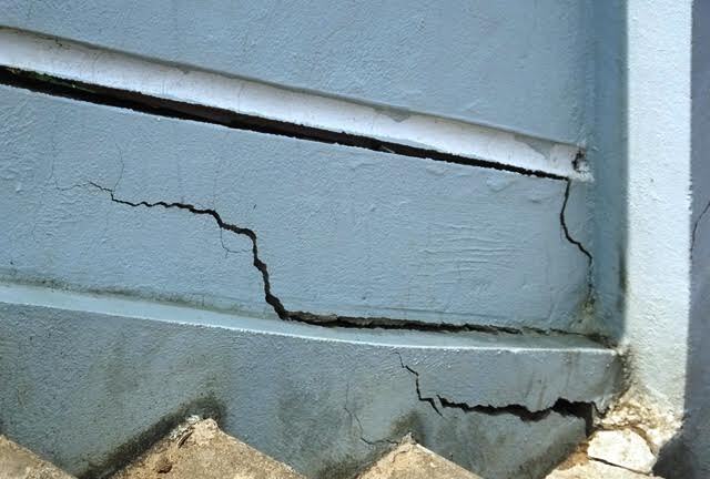 Trung tâm dạy nghề gần 38 tỷ đồng mới sử dụng nhưng bờ tường đã nứt toác