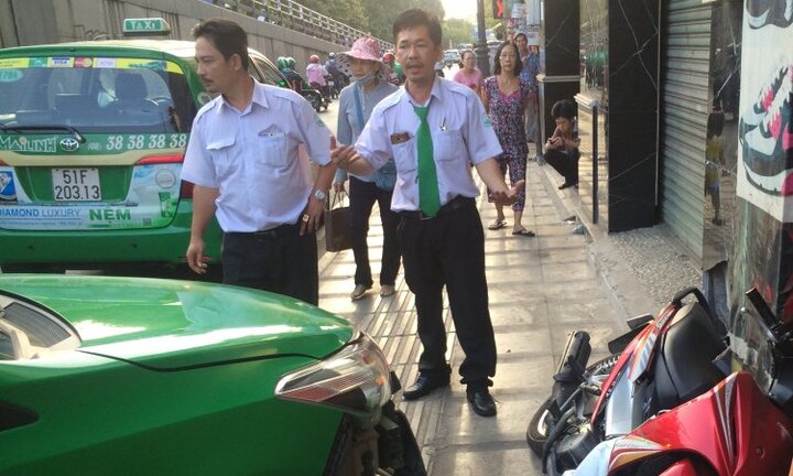 Gặp tài xế taxi tông thẳng tên cướp giật túi xách phụ nữ