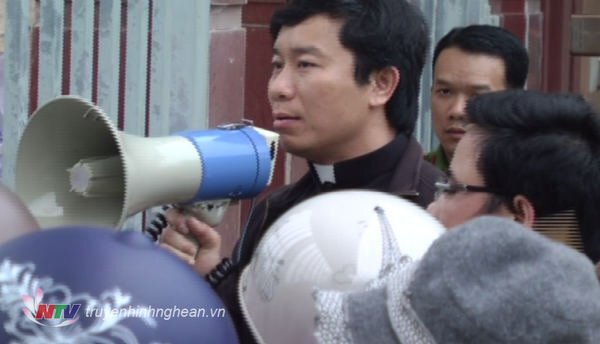 Hàng tỷ đồng ồ ạt chuyển vào tài khoản linh mục Nguyễn Đình Thục, những kẻ quá khích bị dắt mũi