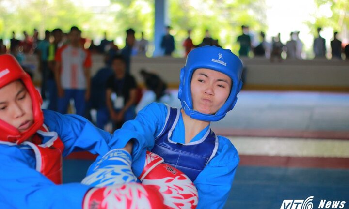 Ảnh: Nữ sinh Hà thành bay người đấm đá chẳng hề thua kém nam giới