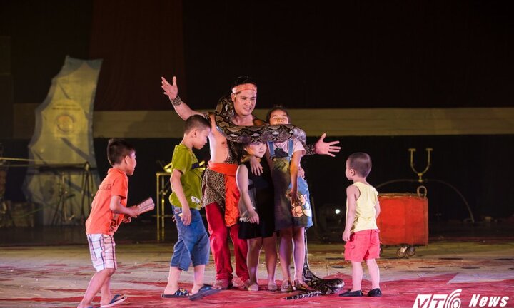 Xem trẻ em thích thú để trăn khổng lồ quấn quanh người