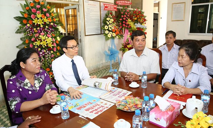 Phó Thủ tướng Vũ Đức Đam chúc mừng người làm báo bằng tiếng Khmer ở Trà Vinh