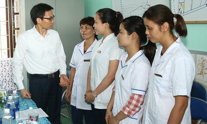 Phó Thủ tướng Vũ Đức Đam: 'Phải để tủ thuốc trạm y tế cũng nhiều như hiệu thuốc bên ngoài'
