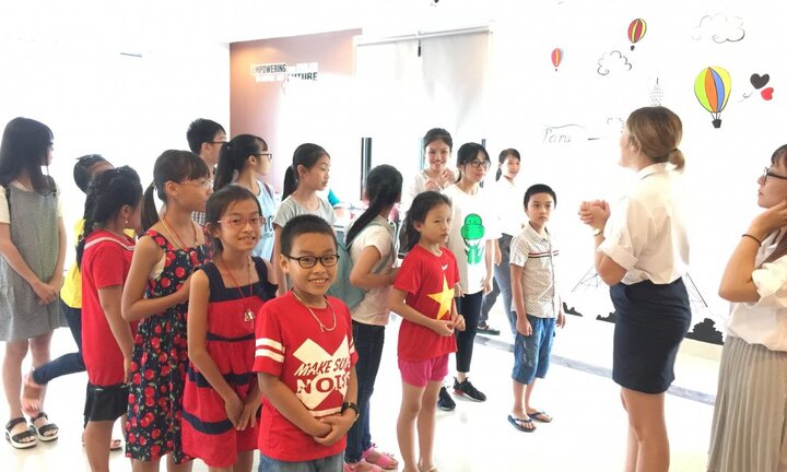 Học sinh Quảng Ninh thích thú trải nghiệm môi trường tiếng Anh 100% giáo viên bản ngữ