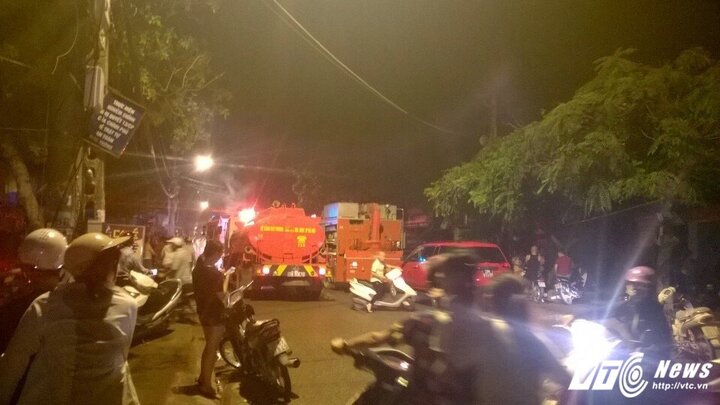 Cháy cửa hàng sản xuất đồ gỗ trong đêm, cả khu phố mất điện