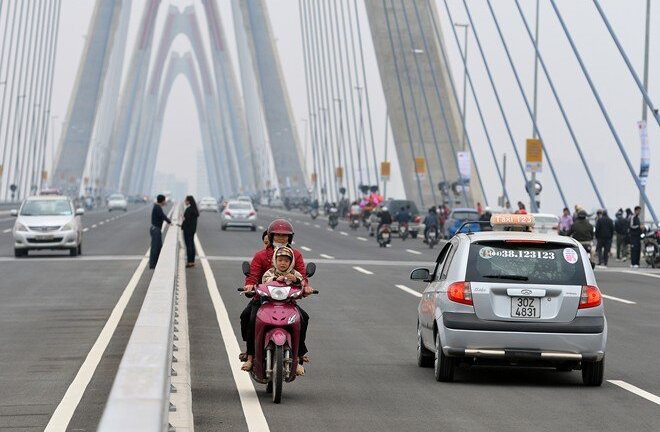 Xe lớn đi đúng vẫn sạt nghiệp vì xe bé vô pháp luật đi ngược chiều