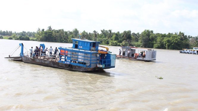 Sà lan đâm tàu chở cát, 2 mẹ con mất tích trên sông Sài Gòn