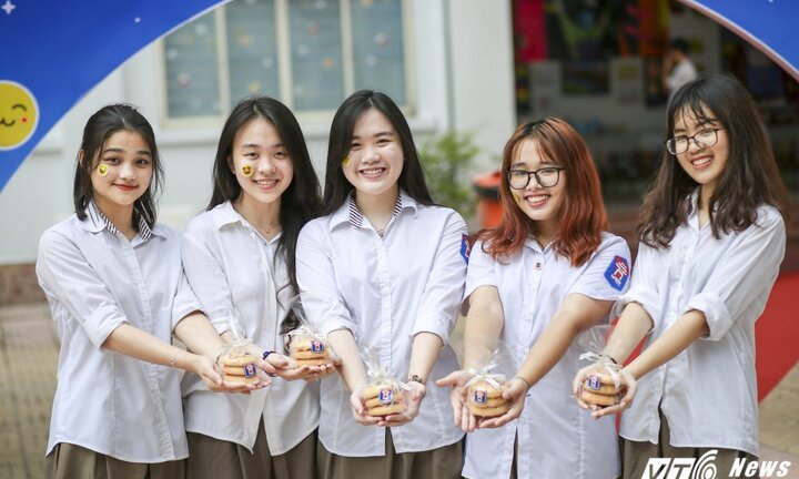 Học sinh Hà thành rạng rỡ nhận bánh trong ngày tựu trường