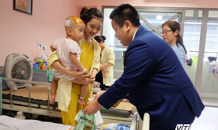 Thần đồng Đỗ Nhật Nam xúc động thốt lên trước hàng trăm bệnh nhân nhí