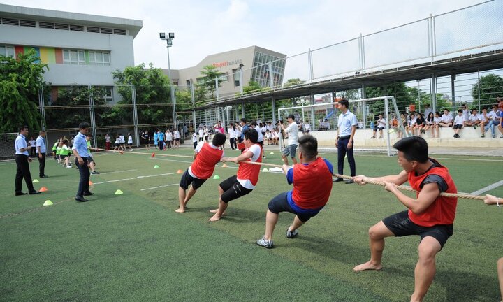 Học sinh kéo co, hát karaoke trong ngày khai giảng năm học mới