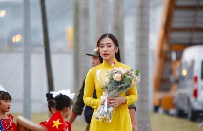 Những nữ sinh Việt xinh đẹp được tặng hoa nguyên thủ thế giới ở Việt Nam