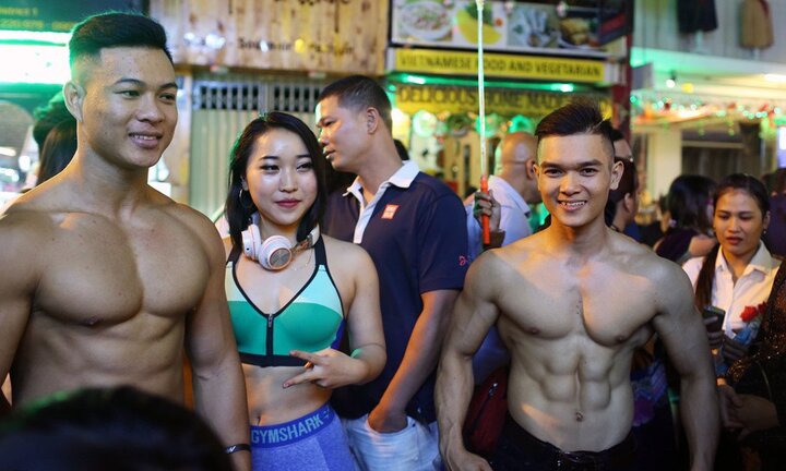 Nam thanh niên '6 múi' cởi trần cho ôm tự do đêm Noel ở phố Tây Sài Gòn