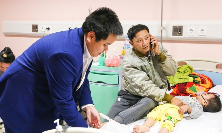 'Thần đồng' Đỗ Nhật Nam mang Giáng sinh yêu thương cho trẻ em bệnh viện Nhi