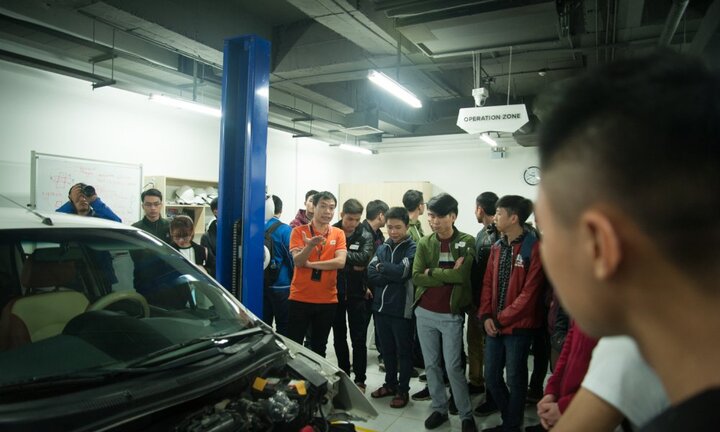 Sinh viên Việt lần đầu trải nghiệm công nghệ xe tự hành