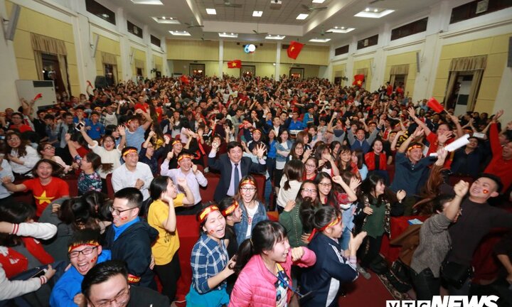 Khoảnh khắc hiệu trưởng ĐH Kinh tế Quốc dân trong 'rừng tay' của hơn 1.000 sinh viên sau chiến thắng của U23 VN