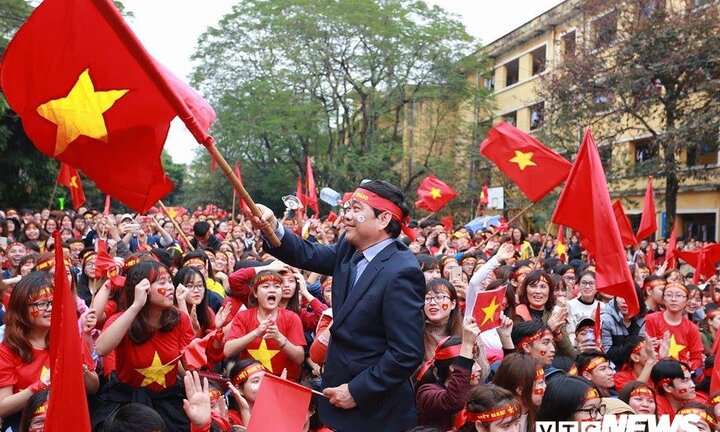 Hiệu trưởng ĐH Kinh tế Quốc dân rưng rưng xúc động, mừng U23 Việt Nam gỡ hoà giữa 3.000 sinh viên