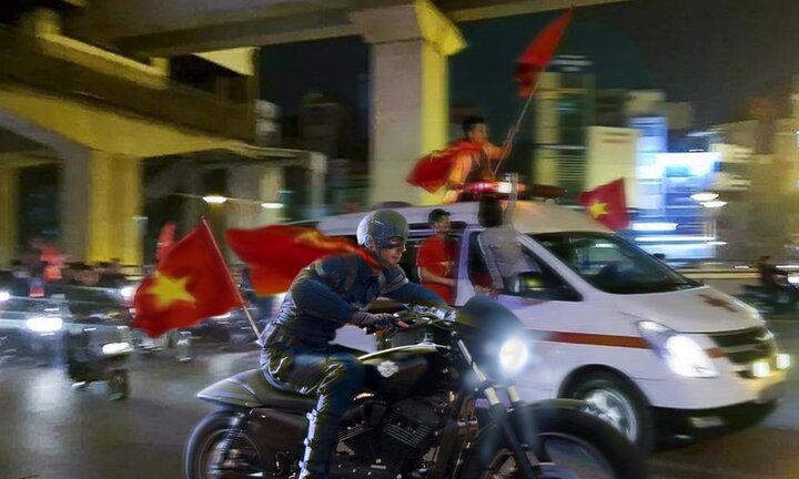 Ảnh chế siêu anh hùng 'đi bão' mừng chiến công của U23 VN khiến dân mạng thích thú