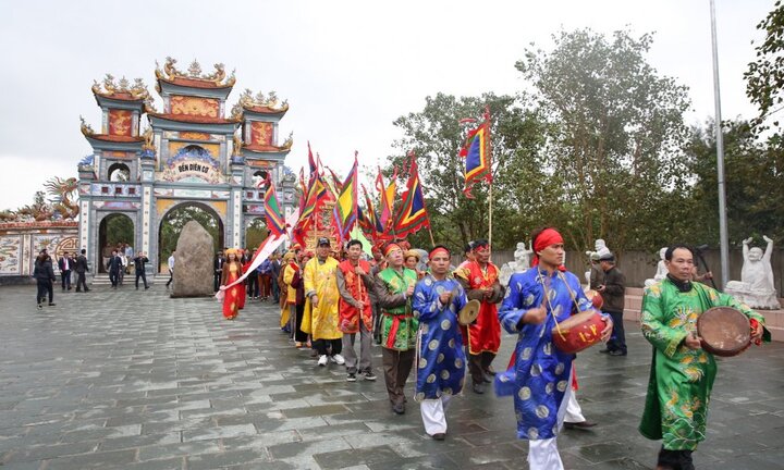 Chế Linh, Trường Vũ song ca trong lễ hội đền Diên Cờ độc đáo xứ Nghệ