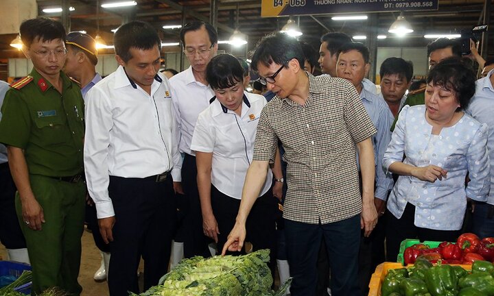 Phó Thủ tướng Vũ Đức Đam thị sát chợ đầu mối Bình Điền lúc 0 giờ