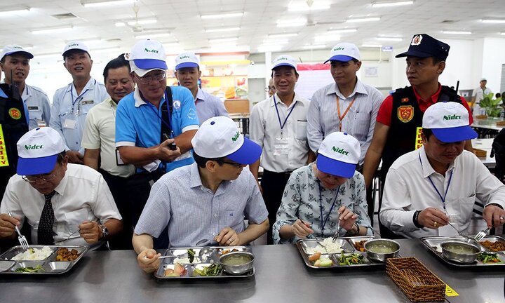 Phó Thủ tướng Vũ Đức Đam ăn suất cơm 15.000 đồng với công nhân