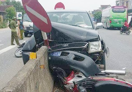 Va chạm với ô tô biển xanh, người đàn ông bị hất văng xa 30m