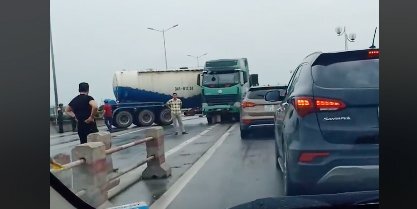 Xe bồn đâm vào dải phân cách quay ngang đường, hàng dài ô tô chôn chân trên cầu Thanh Trì