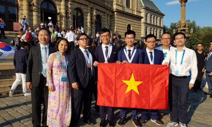 Cả 4 học sinh Việt đoạt huy chương Olympic Hoá học quốc tế năm 2018