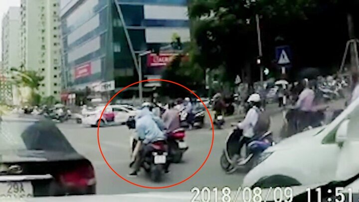 Hai kẻ lưu manh dàn cảnh cướp đồ một phụ nữ trên phố Hà Nội