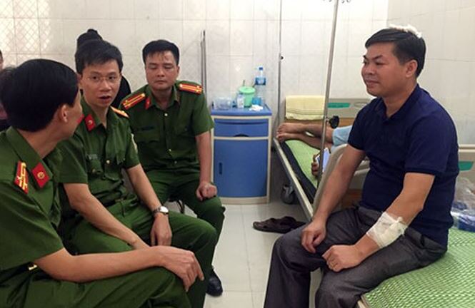 Kẻ ngáo đá ôm bình gas, vừa cầm kiếm trong bếp cố thủ