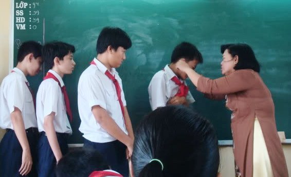 Xử phạt giáo viên bằng tiền là dấu hiệu của sự bất lực của một nền giáo dục tụt hậu