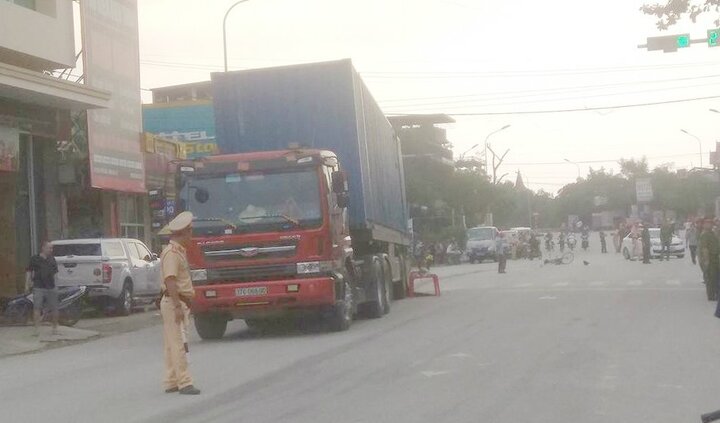 Cụ ông đi xe đạp bị container tông chết, kéo lê hàng chục mét ở Hà Tĩnh