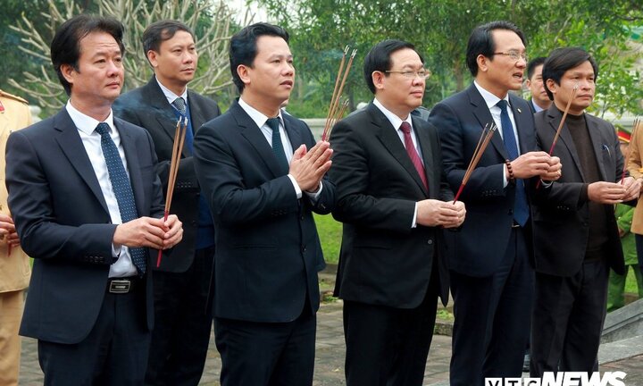 Phó Thủ tướng Vương Đình Huệ dâng hương tưởng niệm cụ Nguyễn Công Trứ