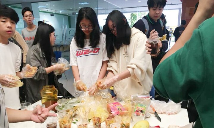 Học sinh Hà thành tập kinh doanh từ lớp 10, kiếm tiền triệu từ hội chợ kết thúc môn