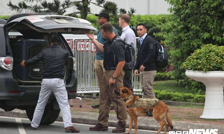 Đặc vụ Mỹ mang chó nghiệp vụ đến sân bay Nội Bài, an ninh thắt chặt trước giờ đón Tổng thống Trump
