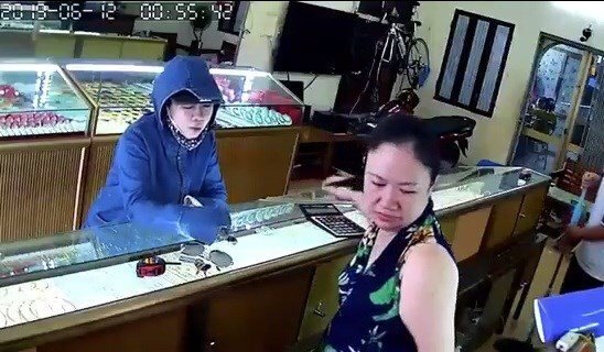 Truy lùng 'nữ quái' vờ mua vàng rồi trộm cắp tài sản ở hàng loạt cửa hàng