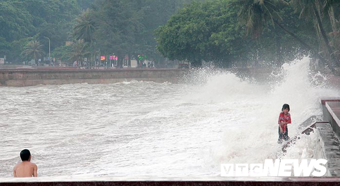 Bão số 2 giật cấp 11 đổ bộ Hải Phòng đến Nam Định, toàn vùng mưa dông gió giật