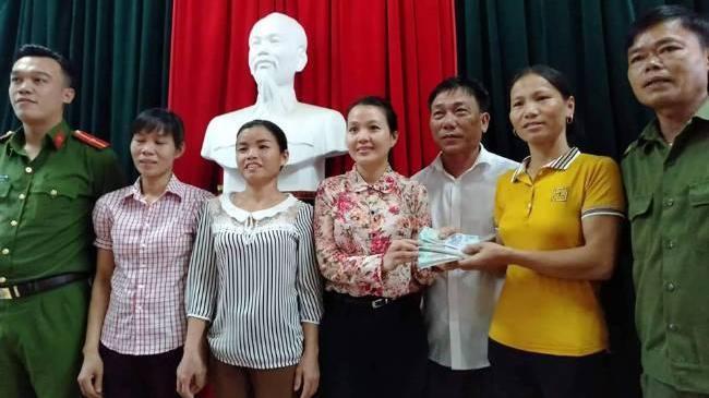 Người phụ nữ trẻ vui mừng nhận lại 50 triệu đồng đánh rơi từ 3 nông dân Hà Tĩnh